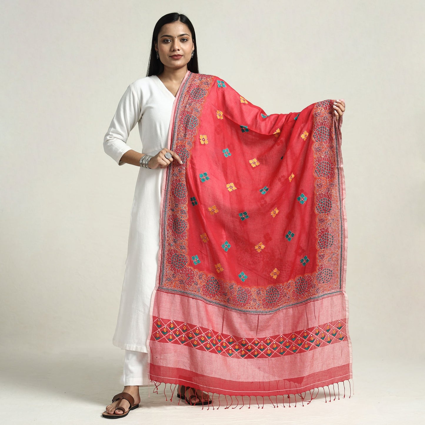  Bolpur Kantha Embroidery Cotton Handloom Dupatta with Tassels Online at iTokri.com