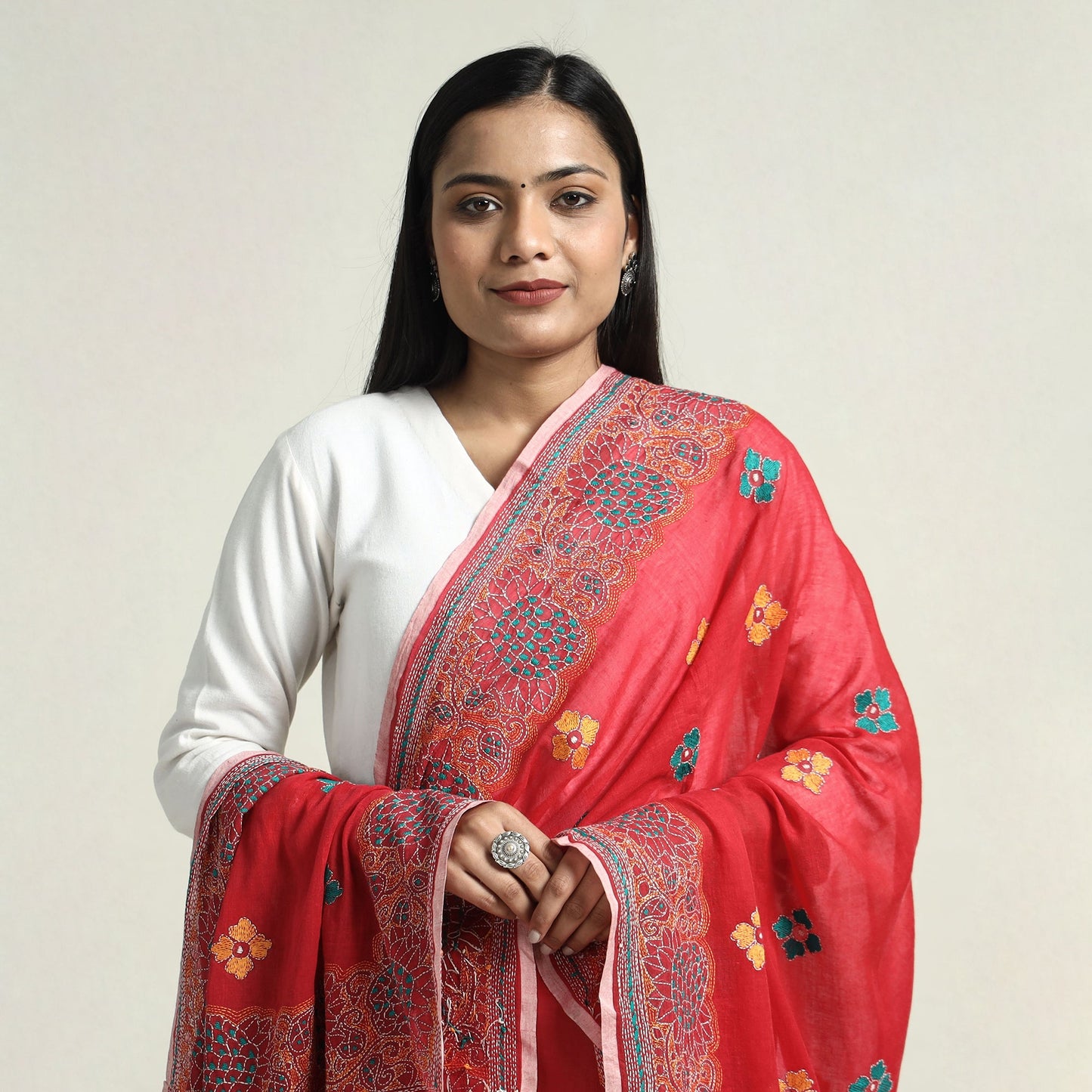  Bolpur Kantha Embroidery Cotton Handloom Dupatta with Tassels Online at iTokri.com