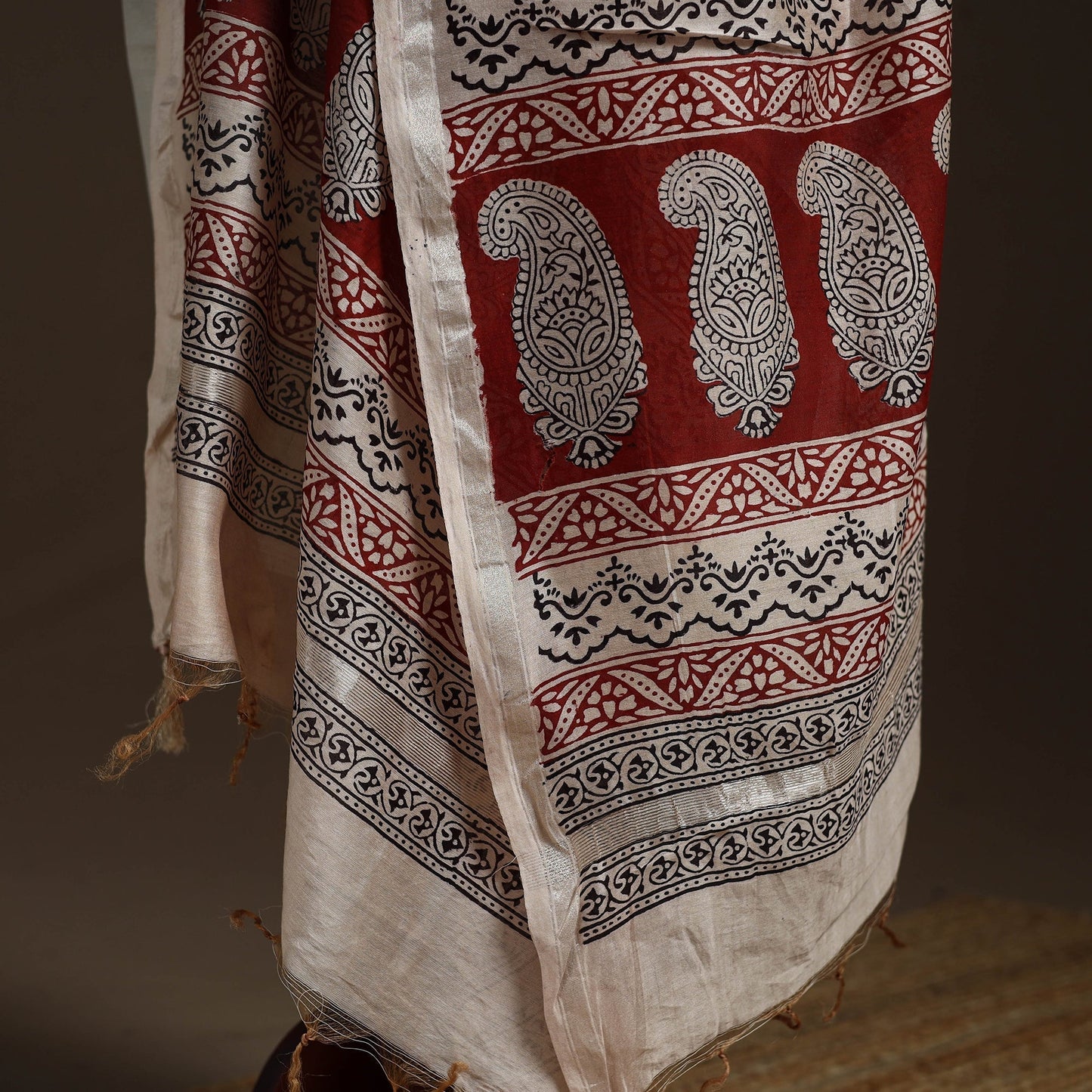 Chanderi silk bagh natural dyed dupatta with zari border 01