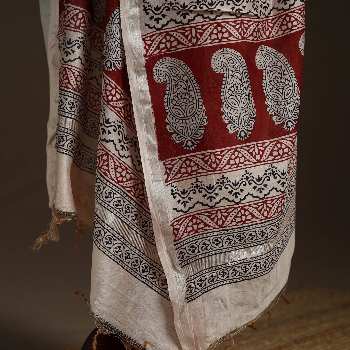 Chanderi silk bagh natural dyed dupatta with zari border 01