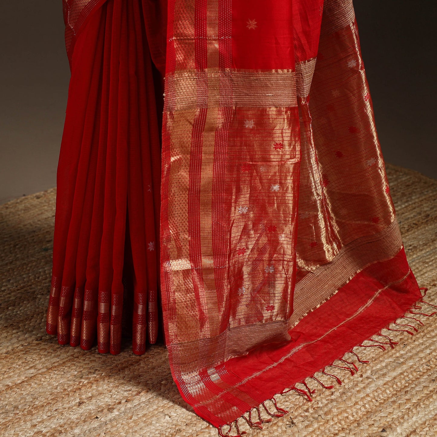 Red - handloom buti maheshwari saree with zari border 37
