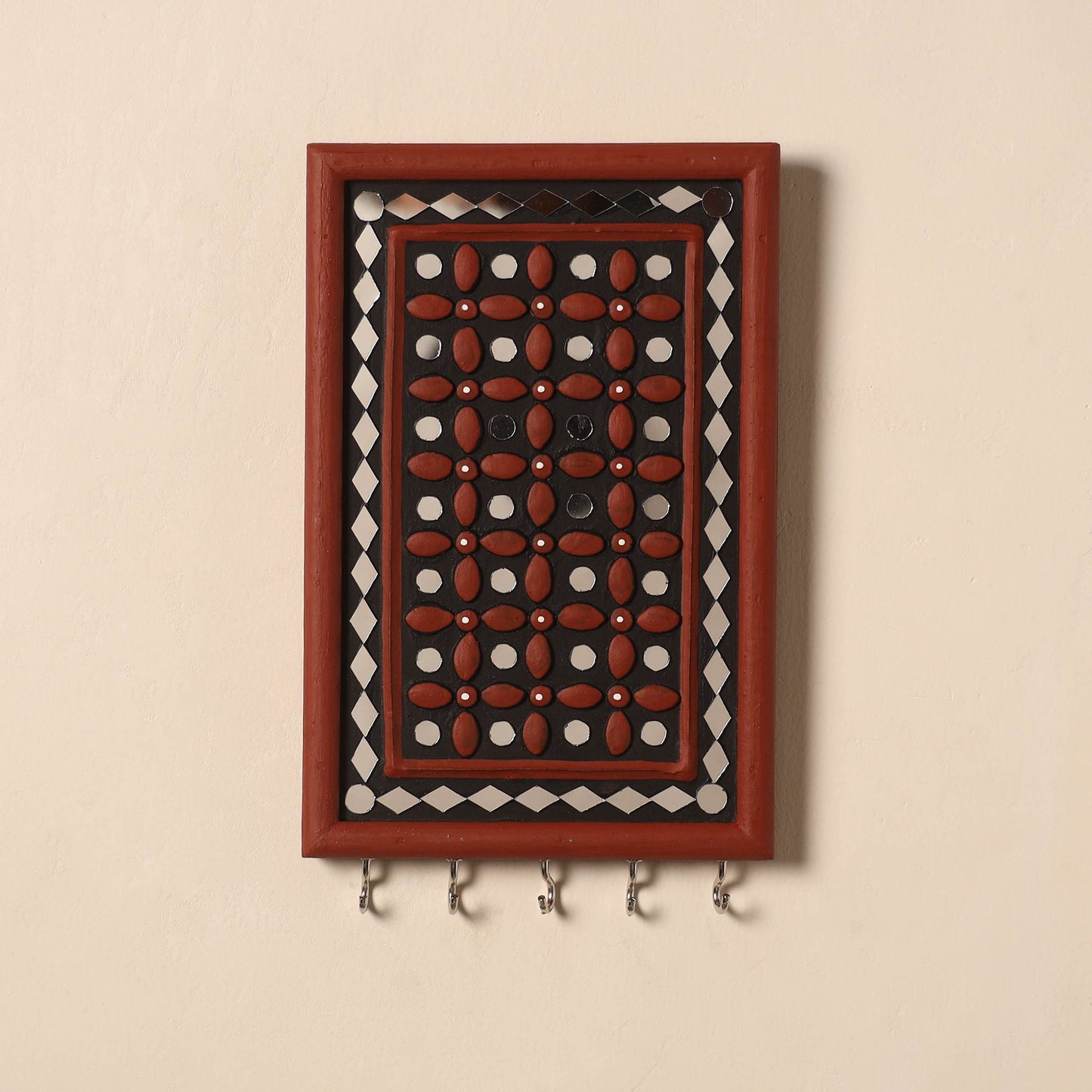 Kutch mud mirror work lippan art key holder (9 x 6 in) 42