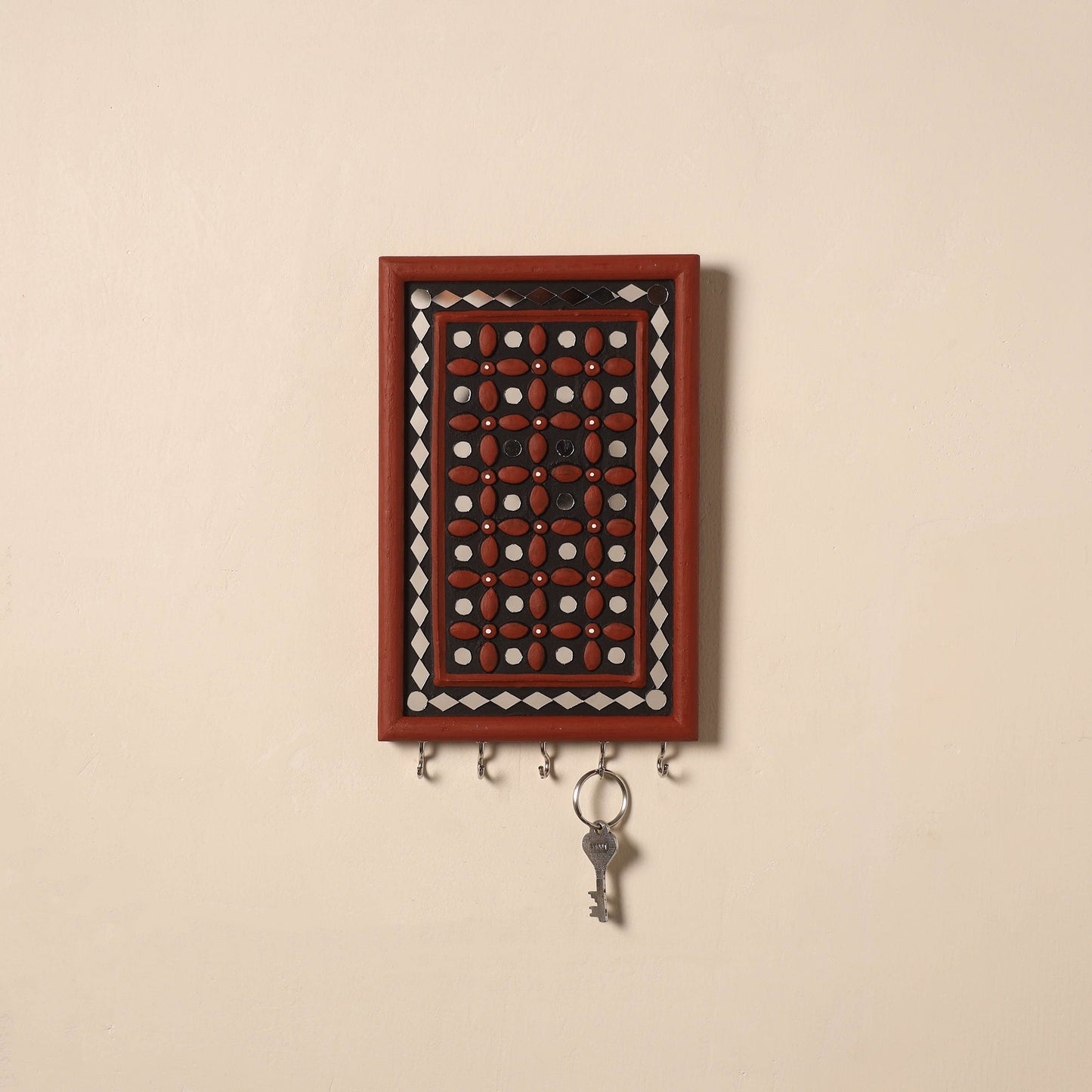 Kutch mud mirror work lippan art key holder (9 x 6 in) 42