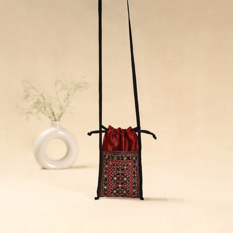 Kutch neran hand embroidered sling dori mobile pouch 218