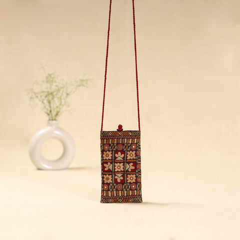 Kutch node hand embroidered sling dori mobile pouch 103