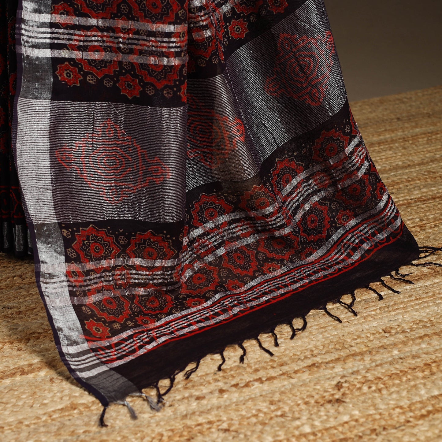 Linen hand bagru saree with zari border 04 - handcrafted