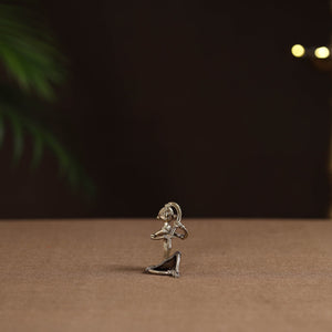 Sitting lady with braising her hair tribal odisha dokra art