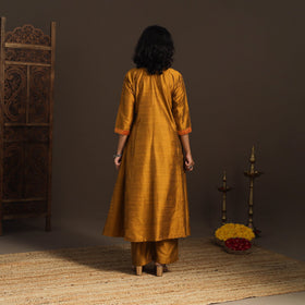 Slub silk a-line plain kurta with ikat patch 02