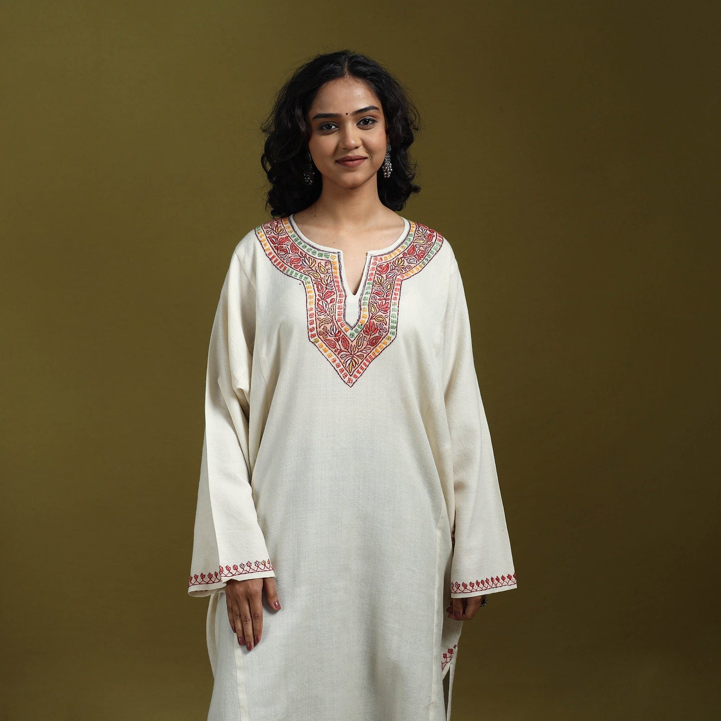 Sozni hand embroidered kashmiri merino wool pheran 01