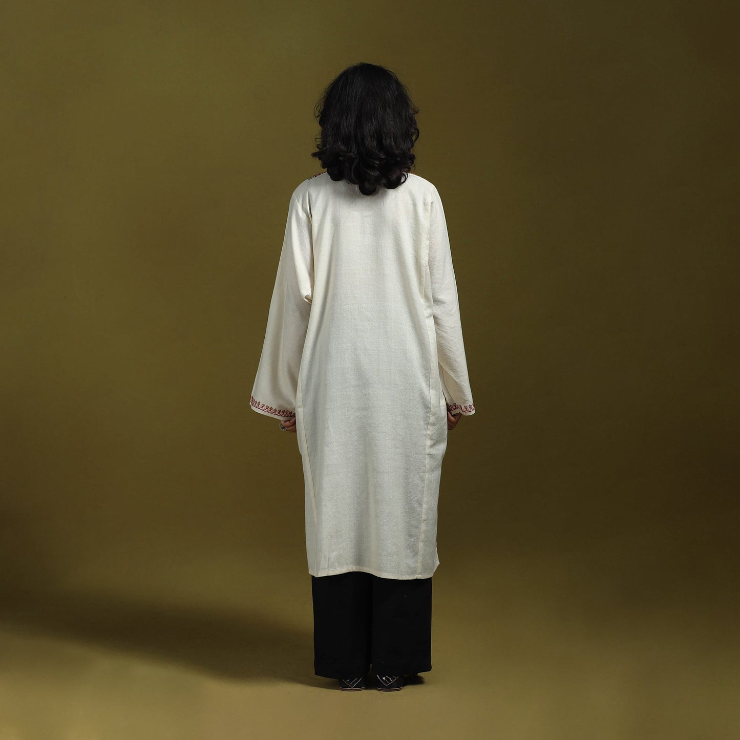 Sozni hand embroidered kashmiri merino wool pheran 01