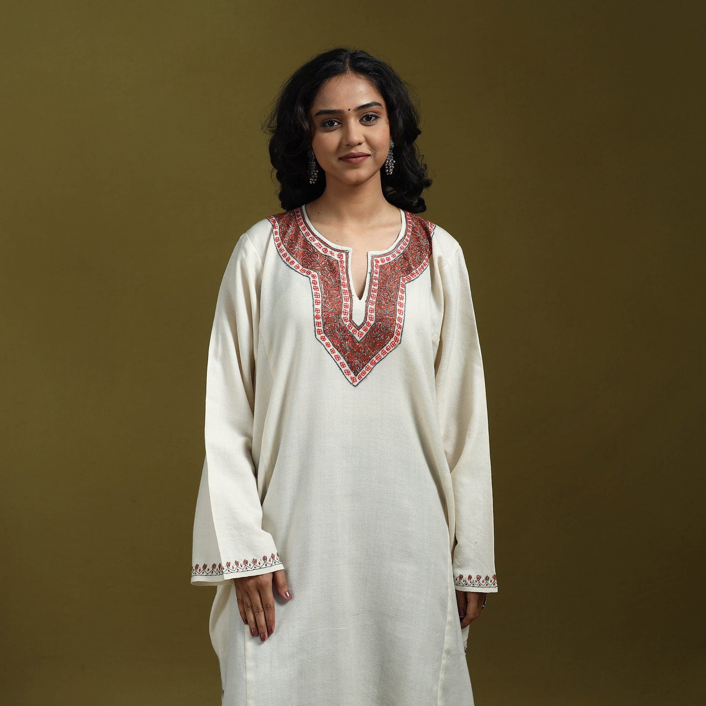 Sozni hand embroidered kashmiri merino wool pheran 02