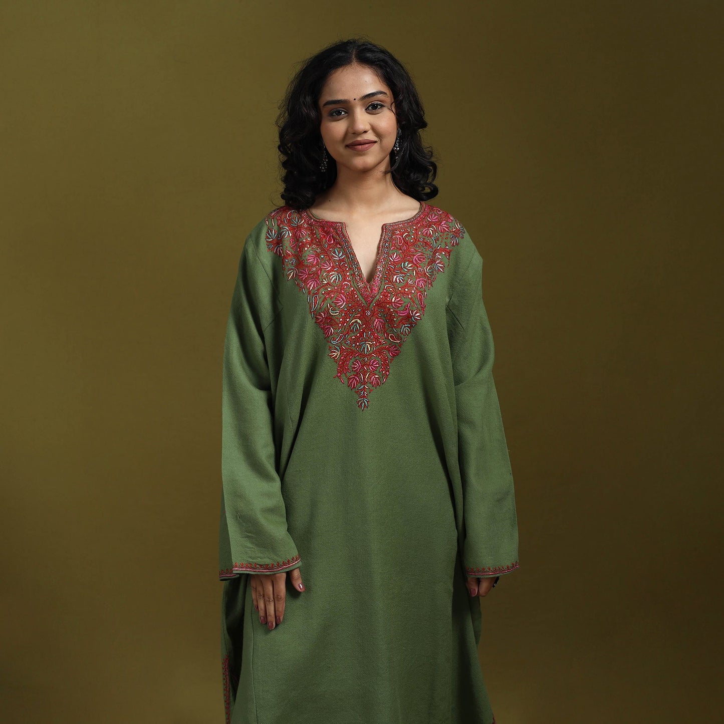 Sozni hand embroidered kashmiri merino wool pheran 04
