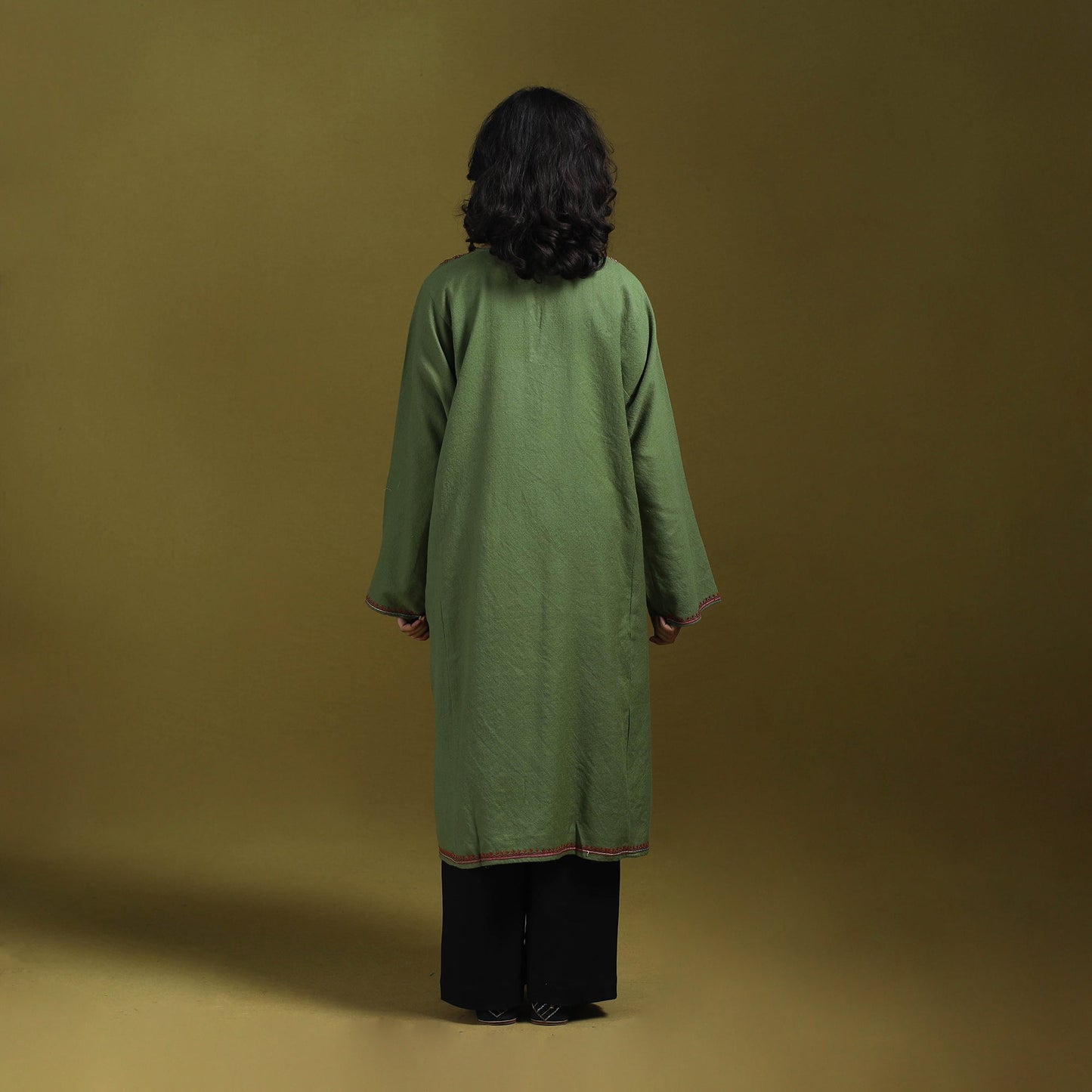 Sozni hand embroidered kashmiri merino wool pheran 04