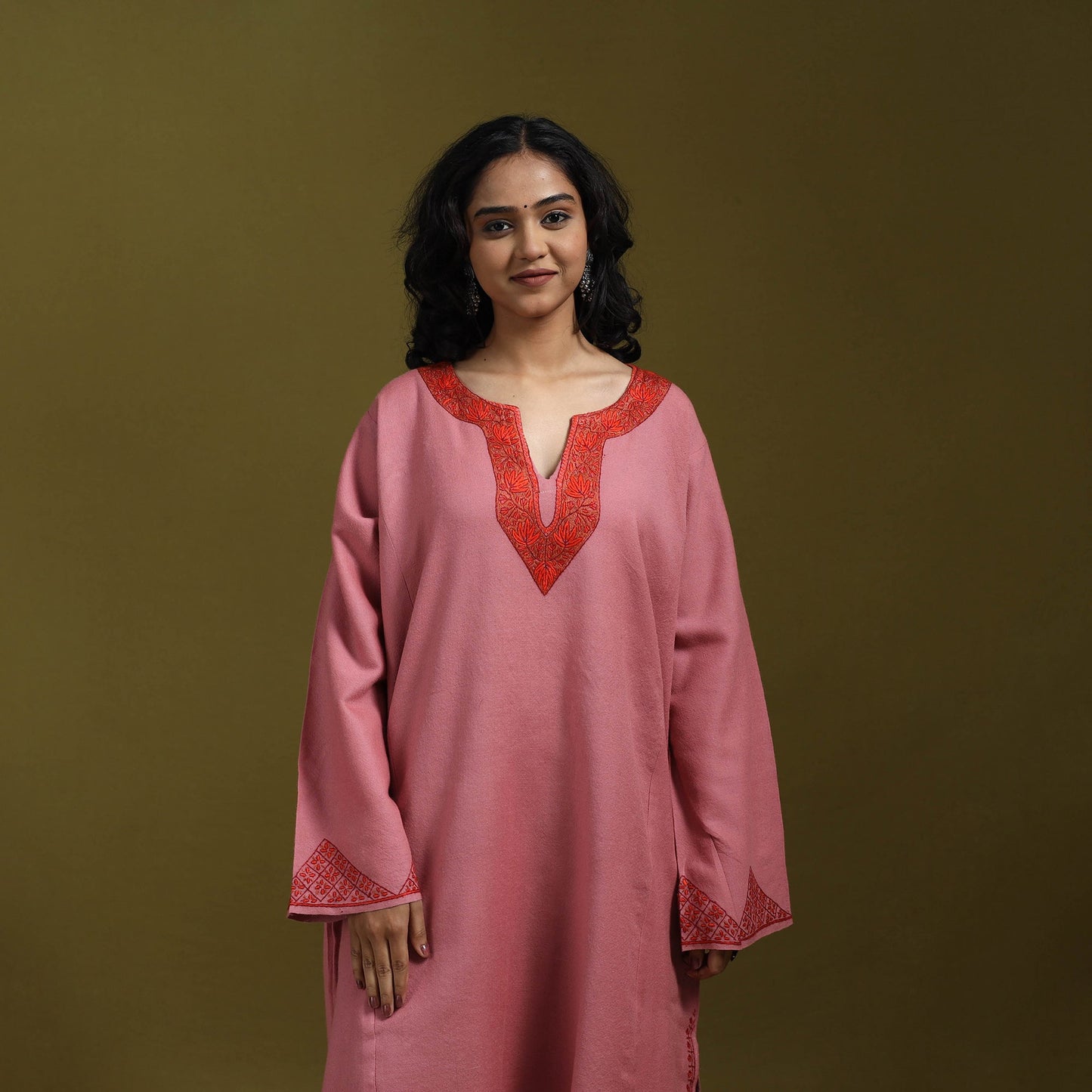 Sozni hand embroidered kashmiri merino wool pheran 05