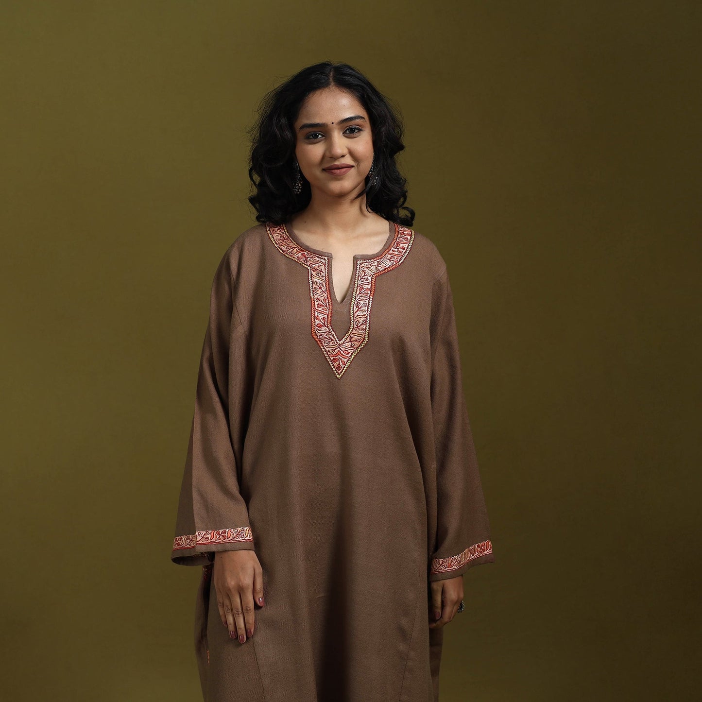 Sozni hand embroidered kashmiri merino wool pheran 06