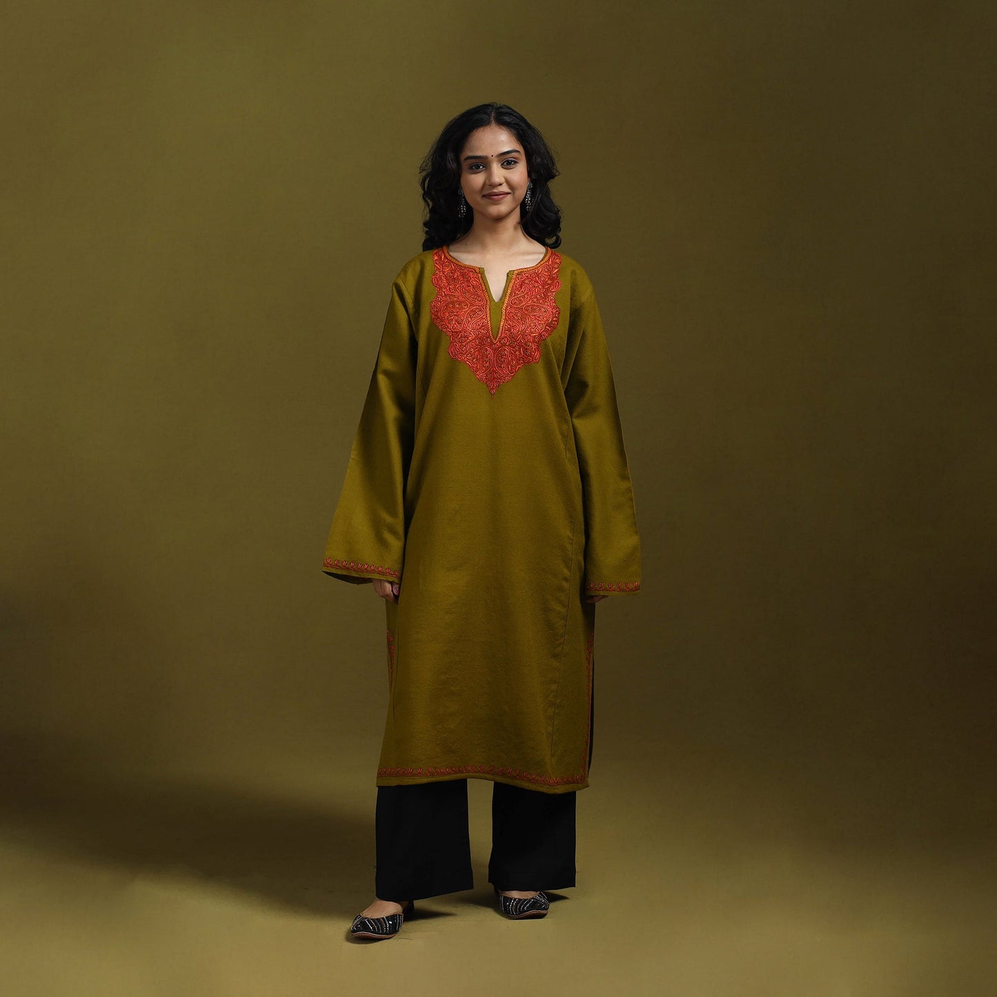 Sozni hand embroidered kashmiri merino wool pheran 07