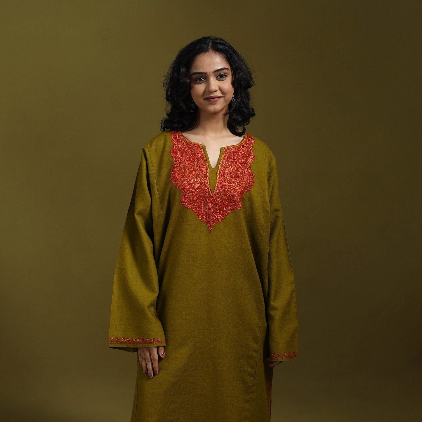 Sozni hand embroidered kashmiri merino wool pheran 07