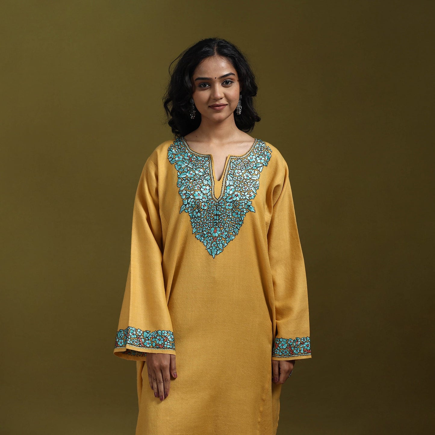 Sozni hand embroidered kashmiri merino wool pheran 16