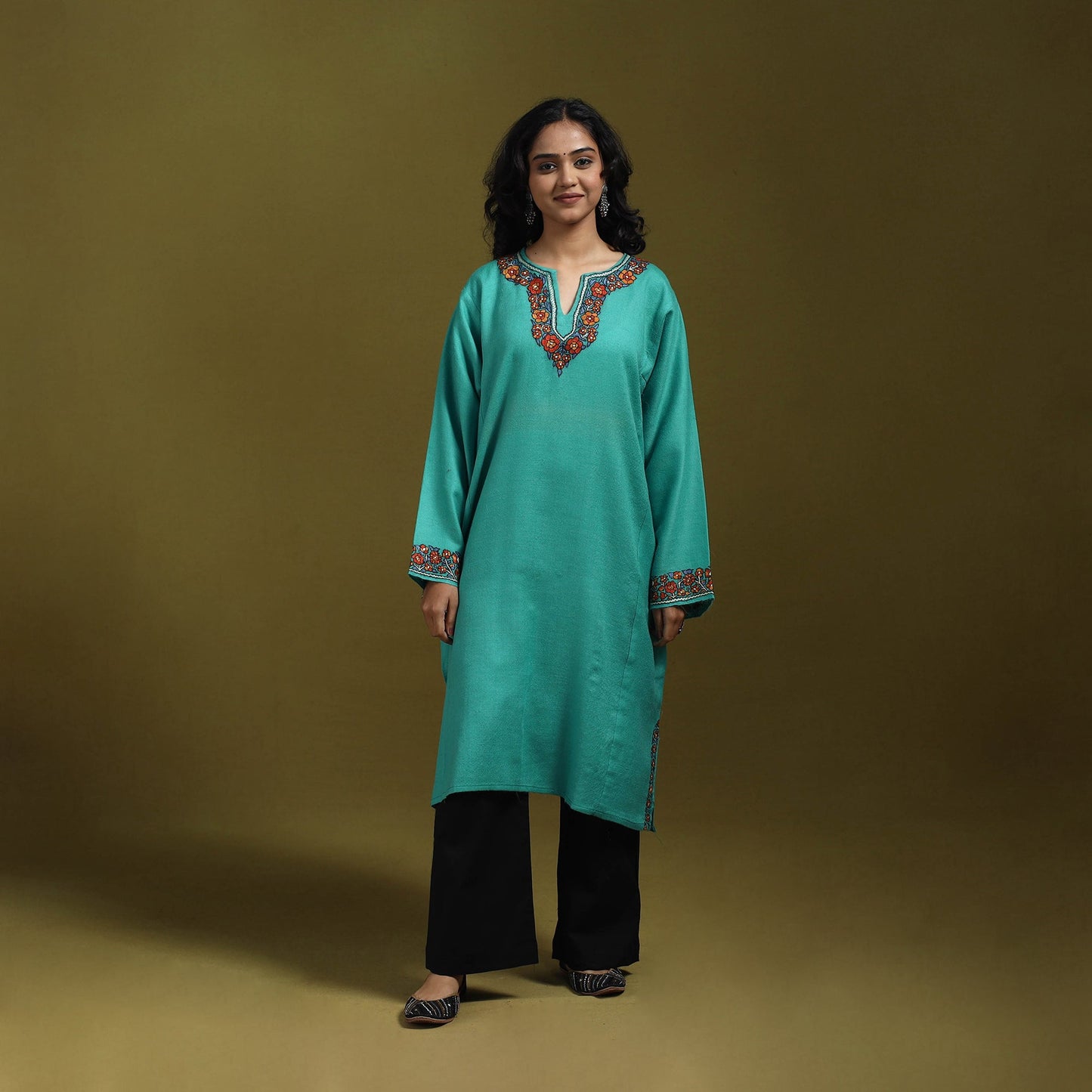 Sozni hand embroidered kashmiri merino wool pheran 23