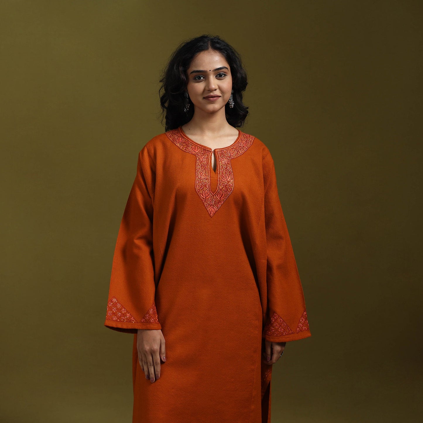 Sozni hand embroidered kashmiri merino wool pheran 25