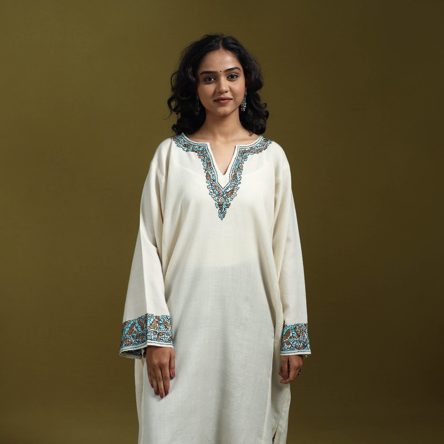 Sozni hand embroidered kashmiri merino wool pheran 33