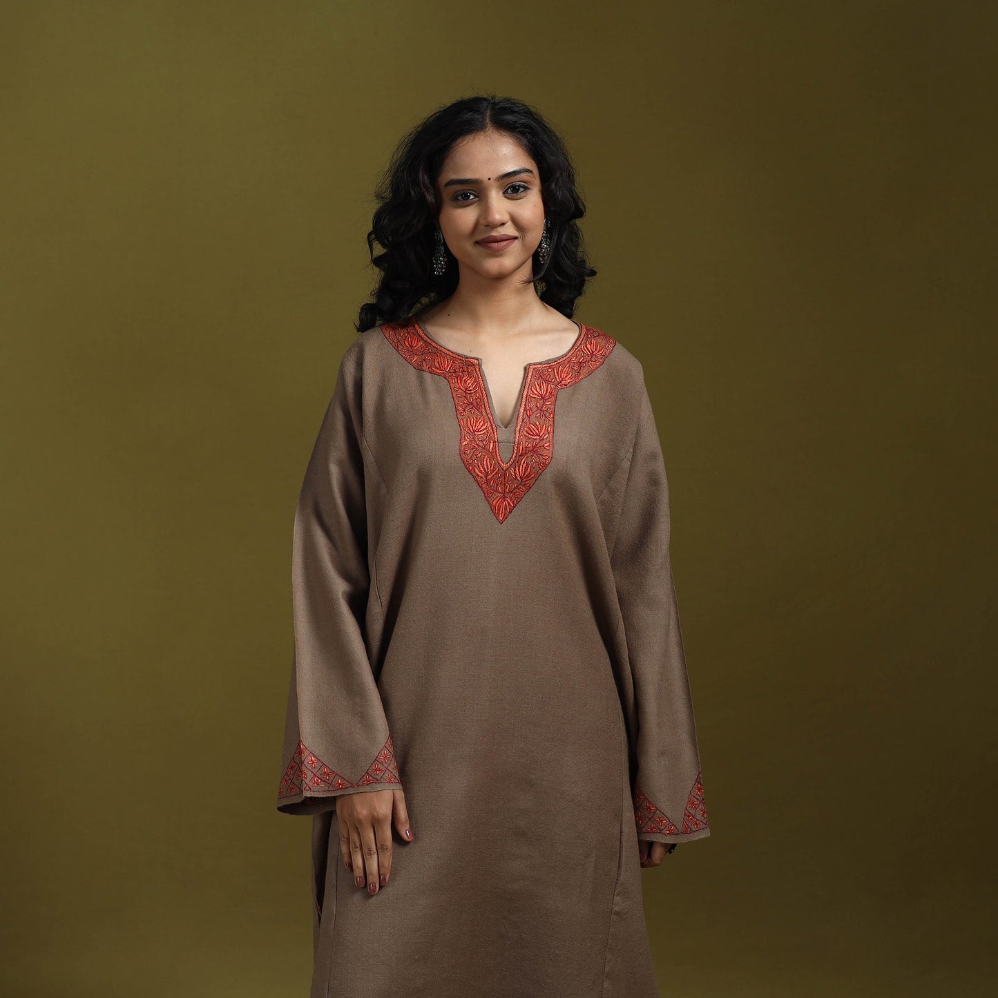 Sozni hand embroidered kashmiri merino wool pheran 34