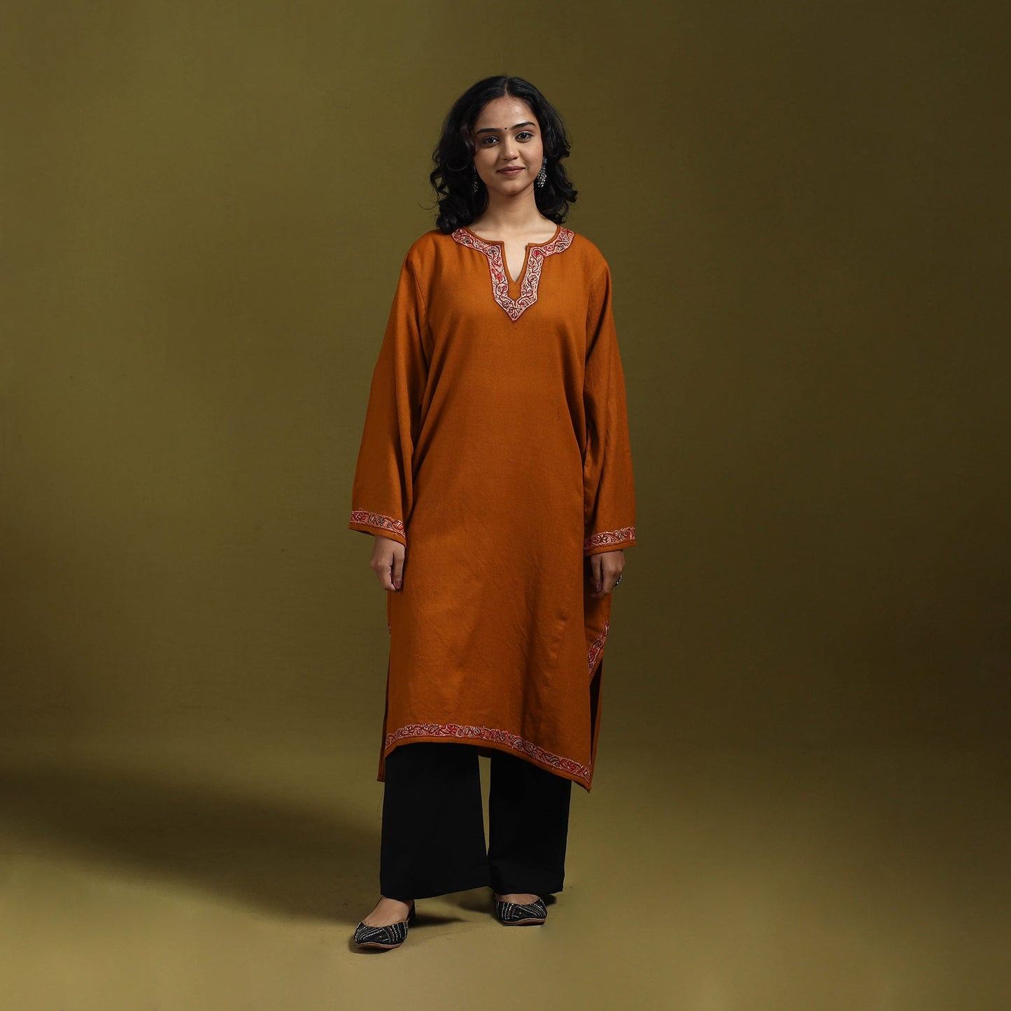 Sozni hand embroidered kashmiri merino wool pheran 41