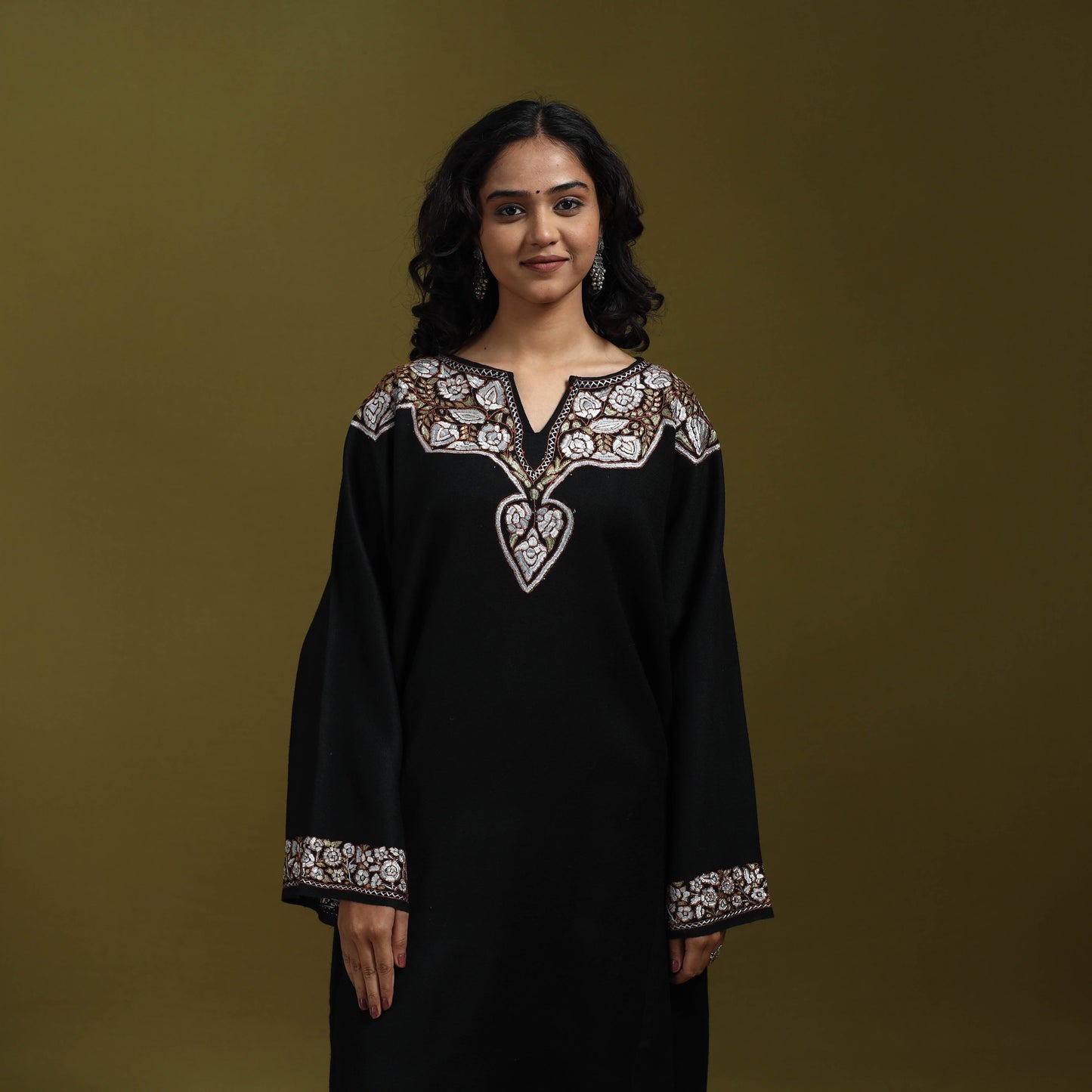 Sozni hand embroidered kashmiri merino wool pheran 43