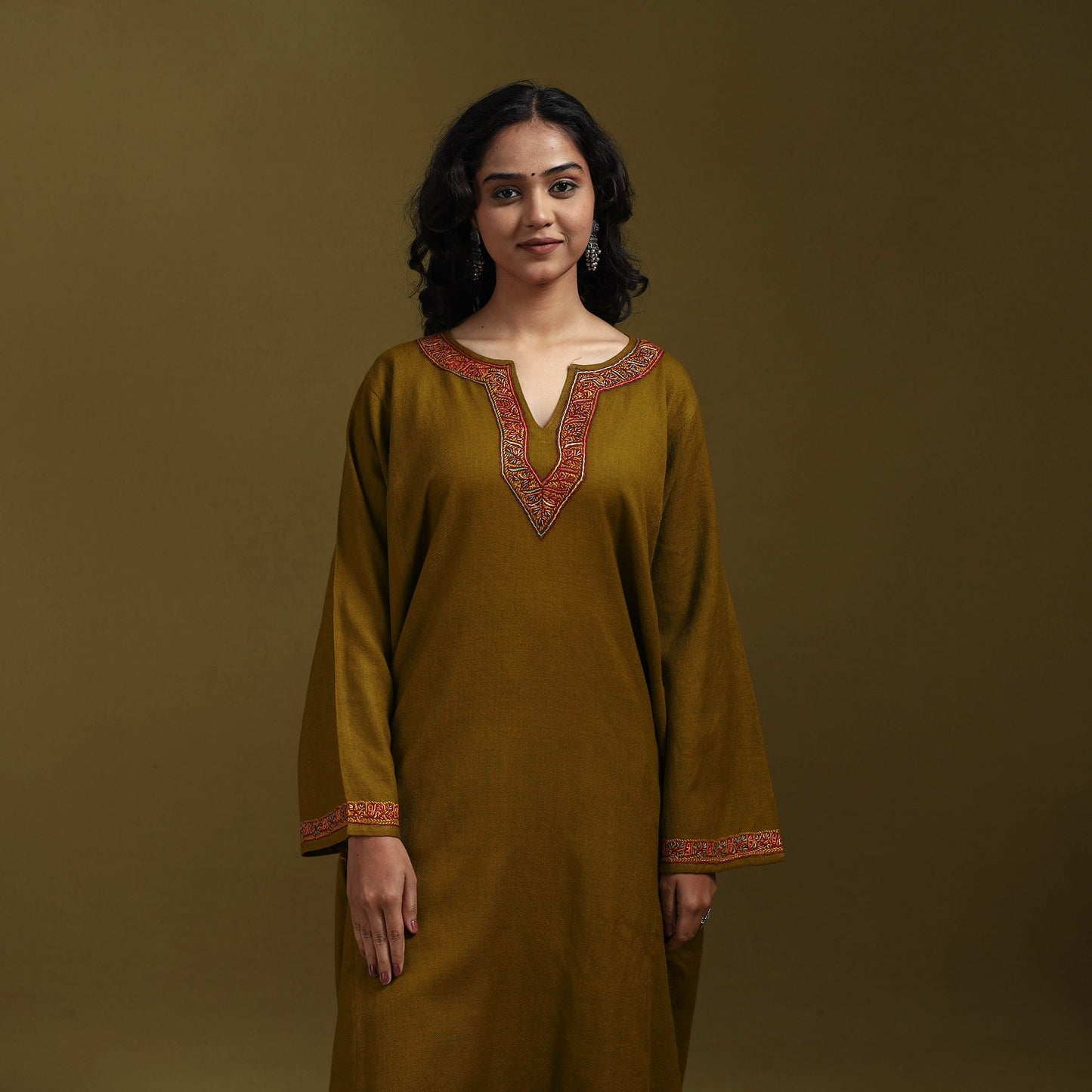 Sozni hand embroidered kashmiri merino wool pheran 44