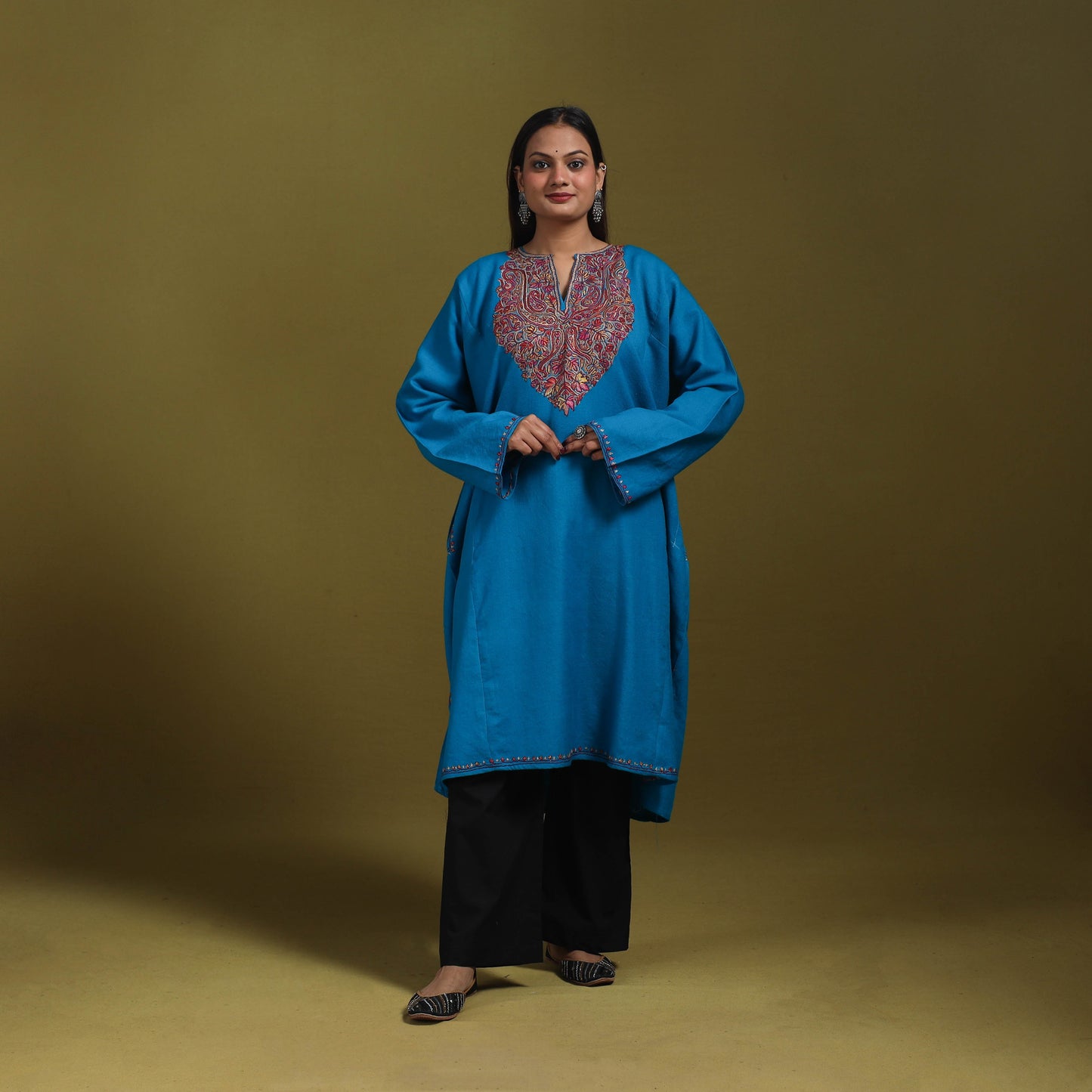 Sozni hand embroidered kashmiri merino wool pheran 51