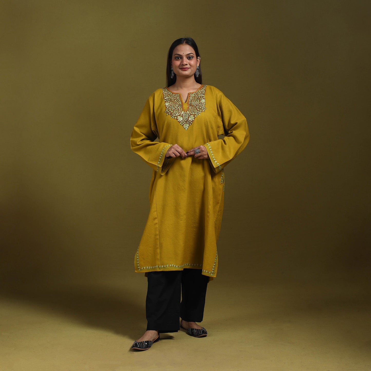 Sozni hand embroidered kashmiri merino wool pheran 52