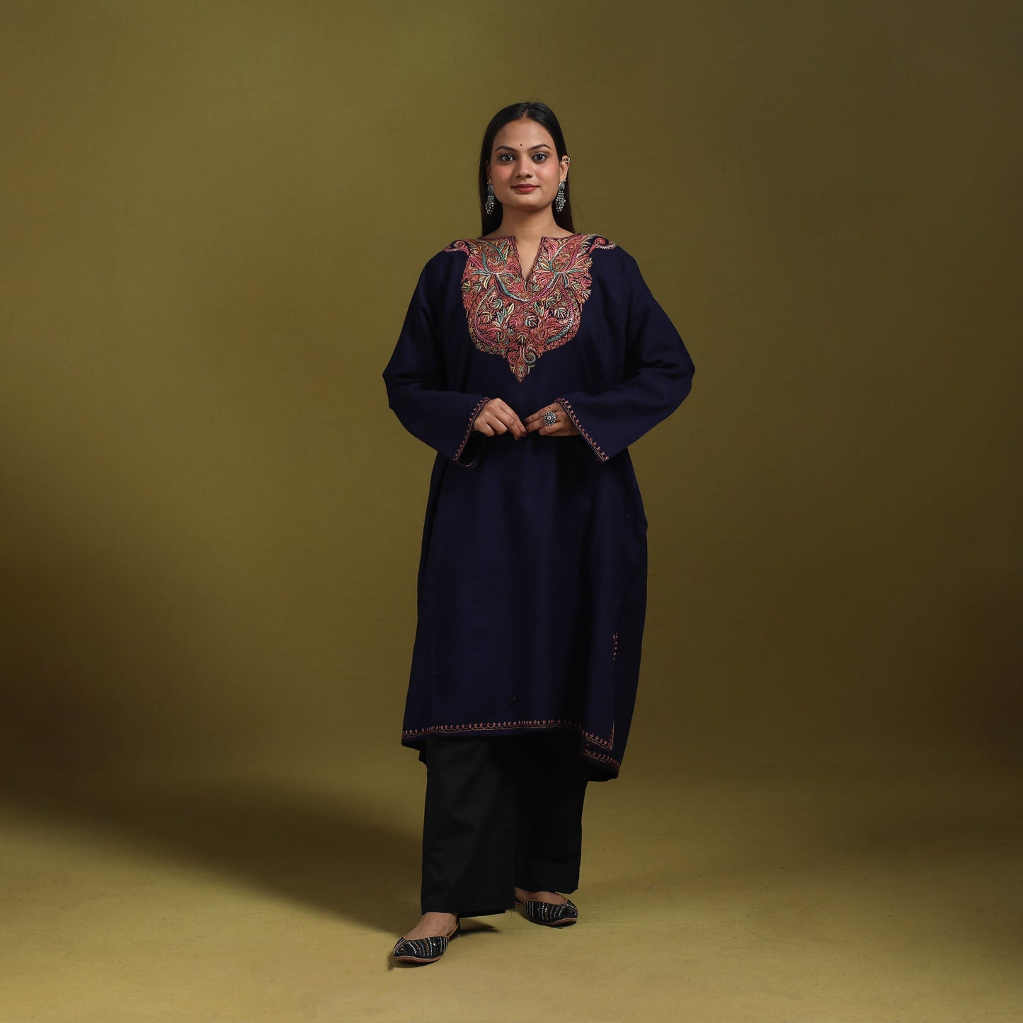Sozni hand embroidered kashmiri merino wool pheran 61