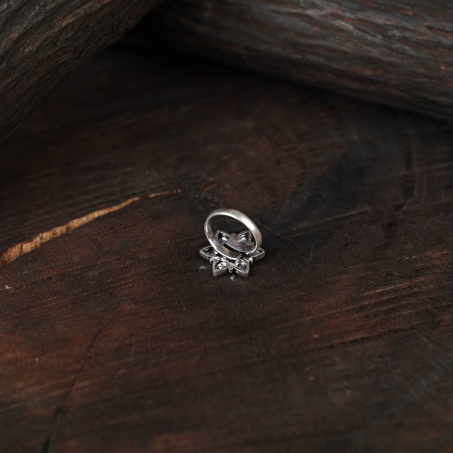 White - antique silver finish oxidised stone work ring 73