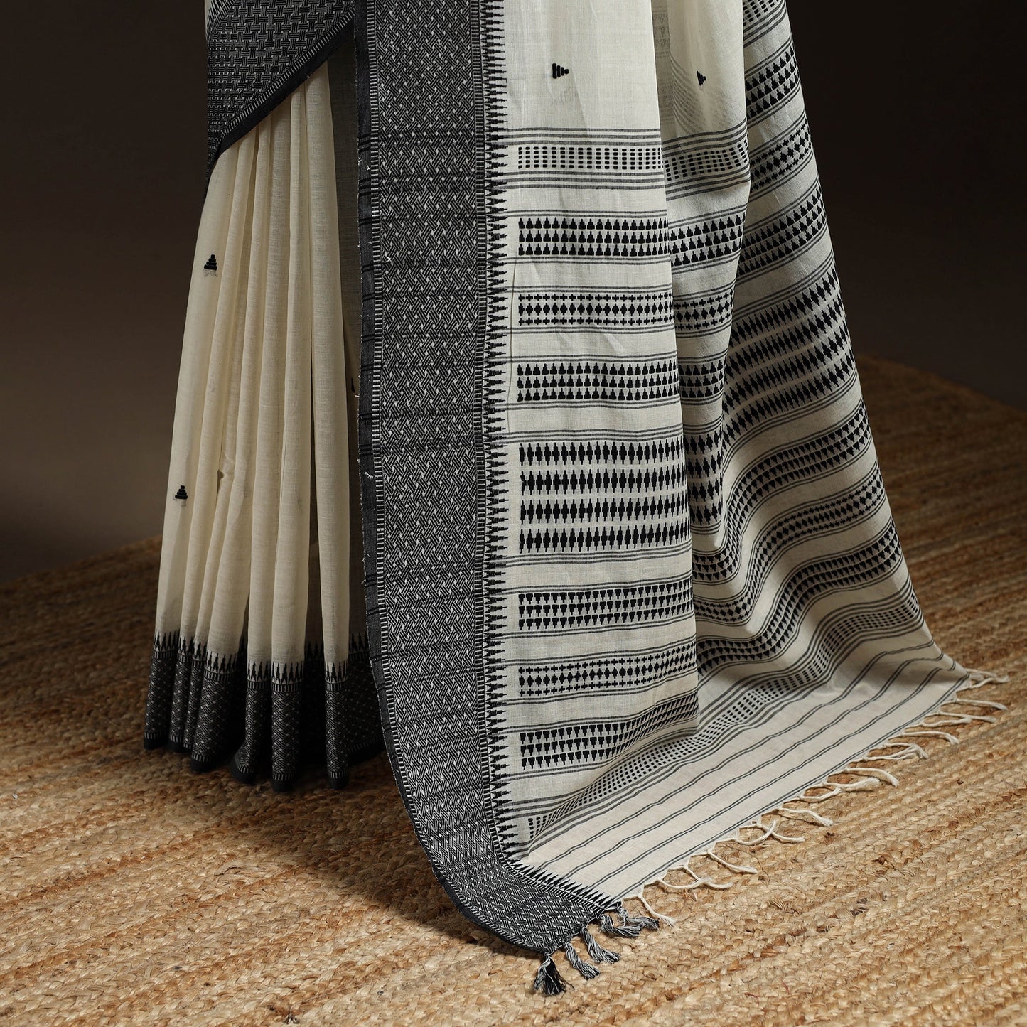 White - bengal handwoven cotton begumpuri saree 03