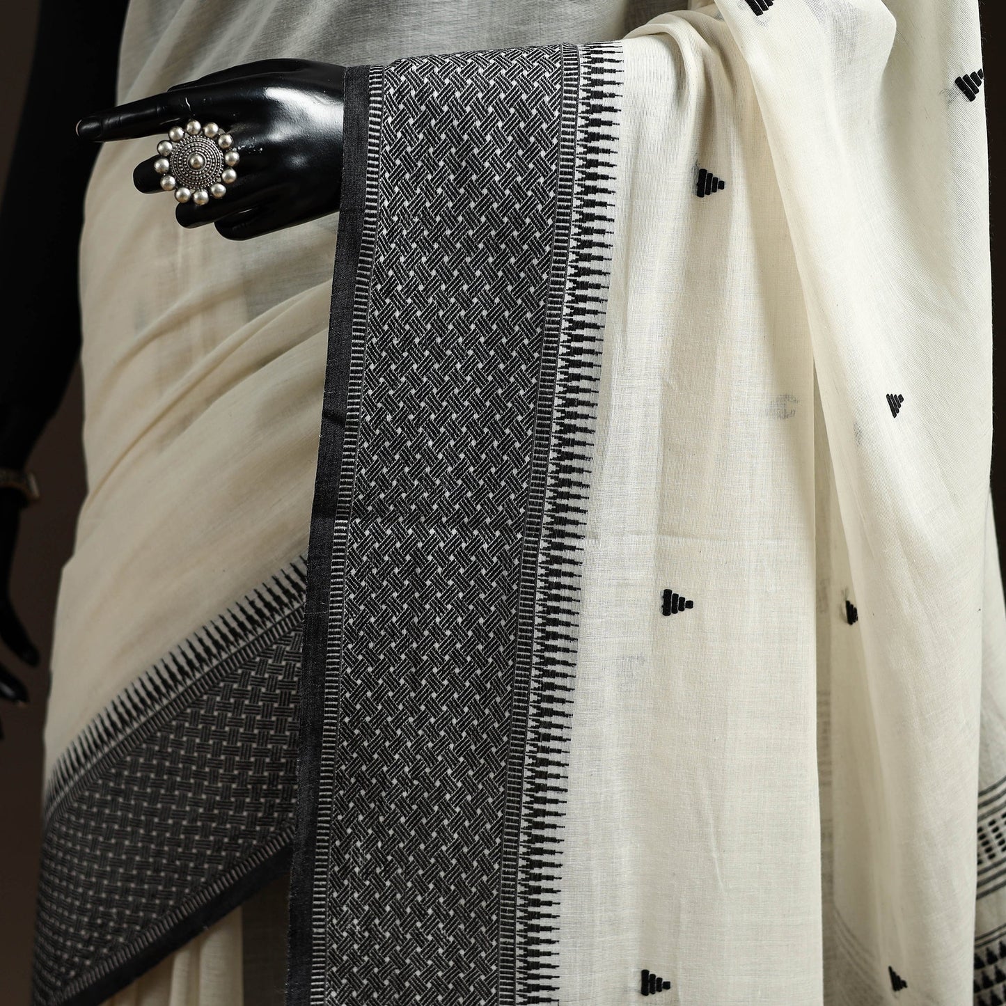White - bengal handwoven cotton begumpuri saree 03