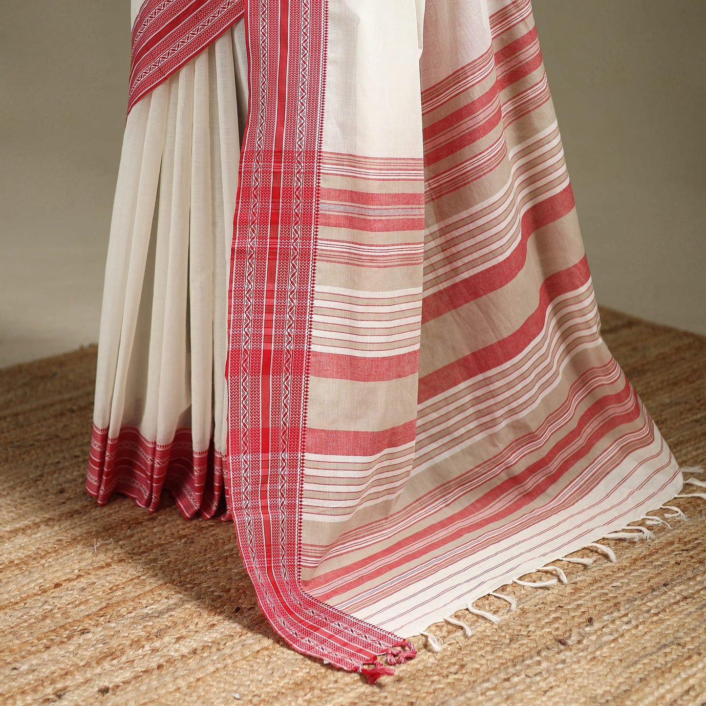 White - bengal handwoven cotton begumpuri saree 09