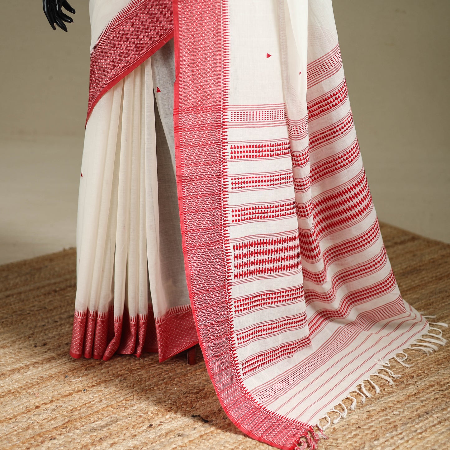 White - bengal handwoven cotton begumpuri saree 14
