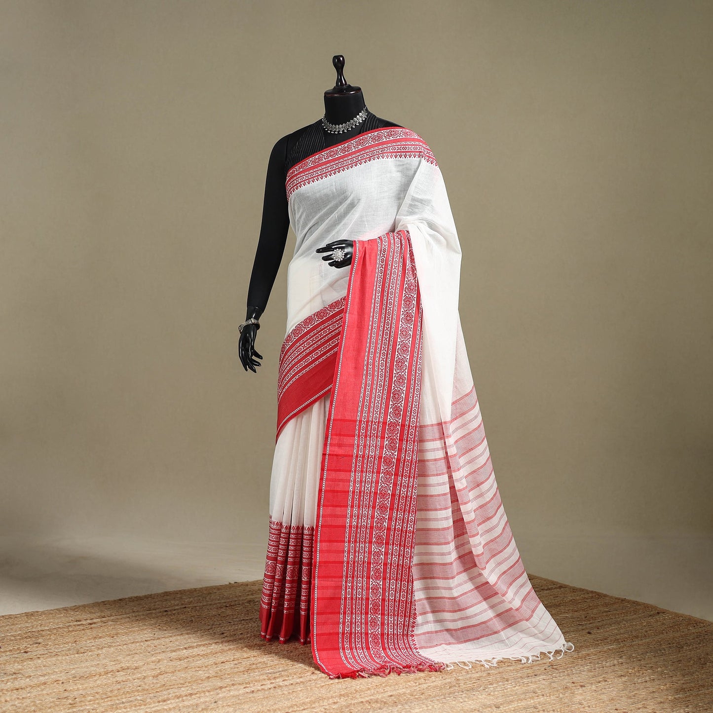 White - bengal handwoven cotton begumpuri saree 21