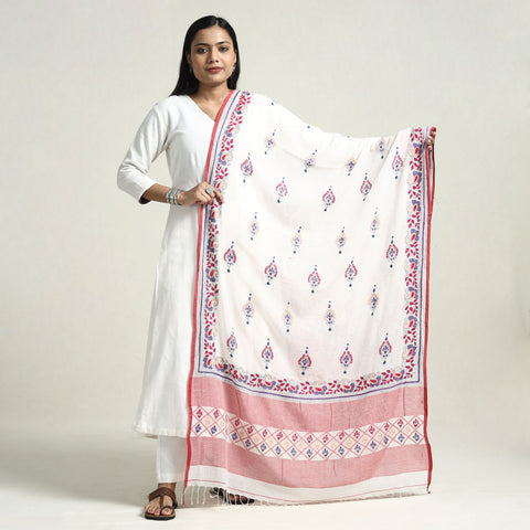  Bolpur Kantha Embroidery Cotton Handloom Dupatta with Tassels Online at iTokri.com
