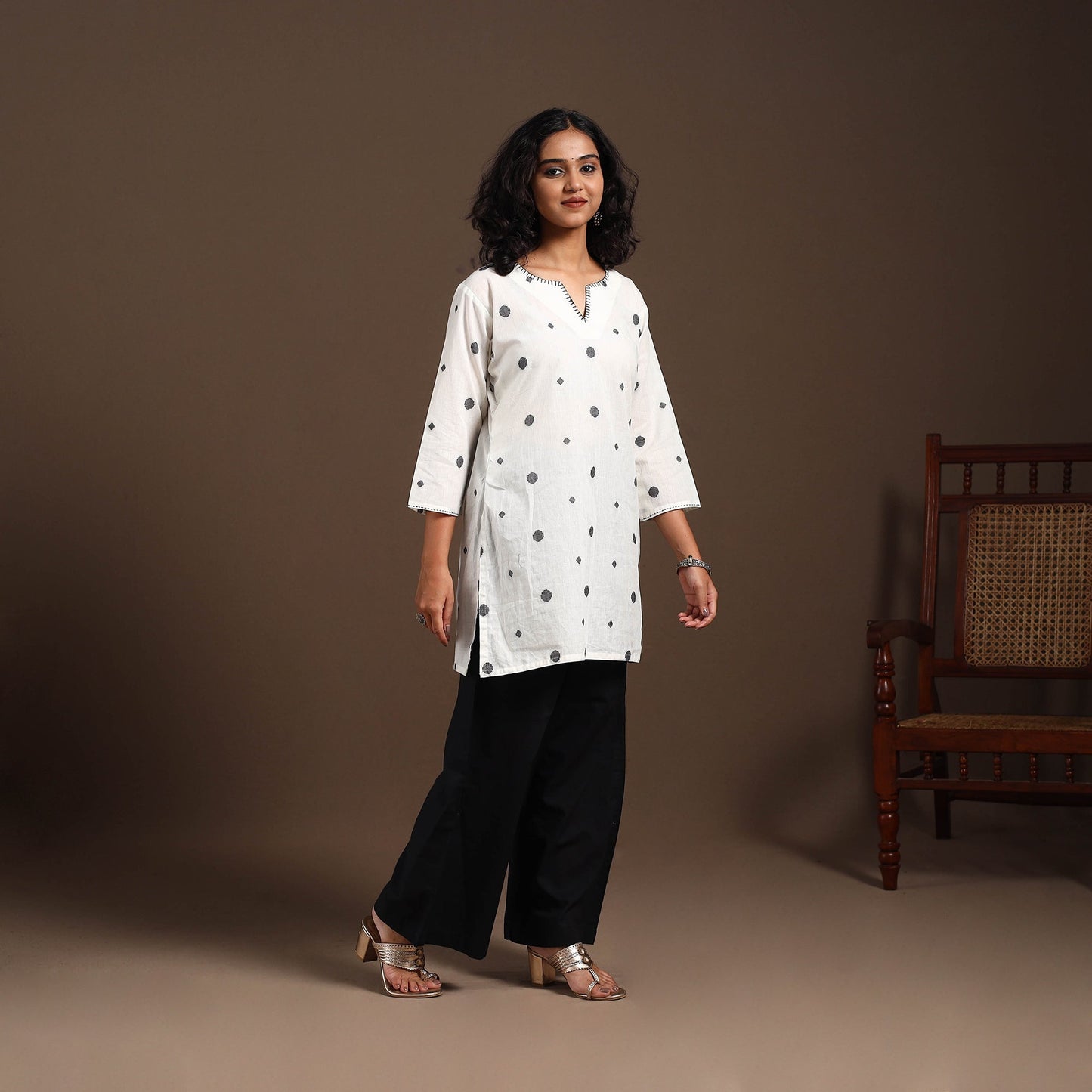 White - cotton short jacquard kurta with hand embroidery 05