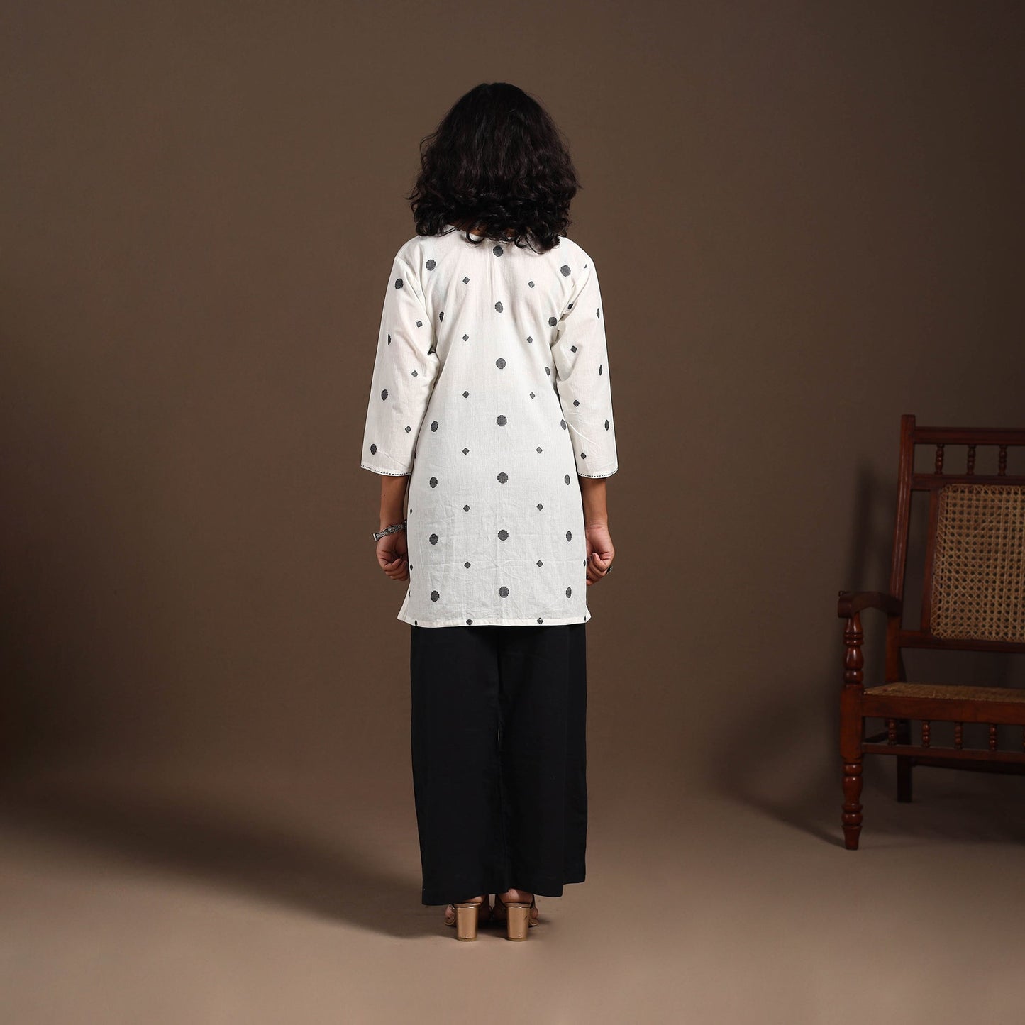 White - cotton short jacquard kurta with hand embroidery 05