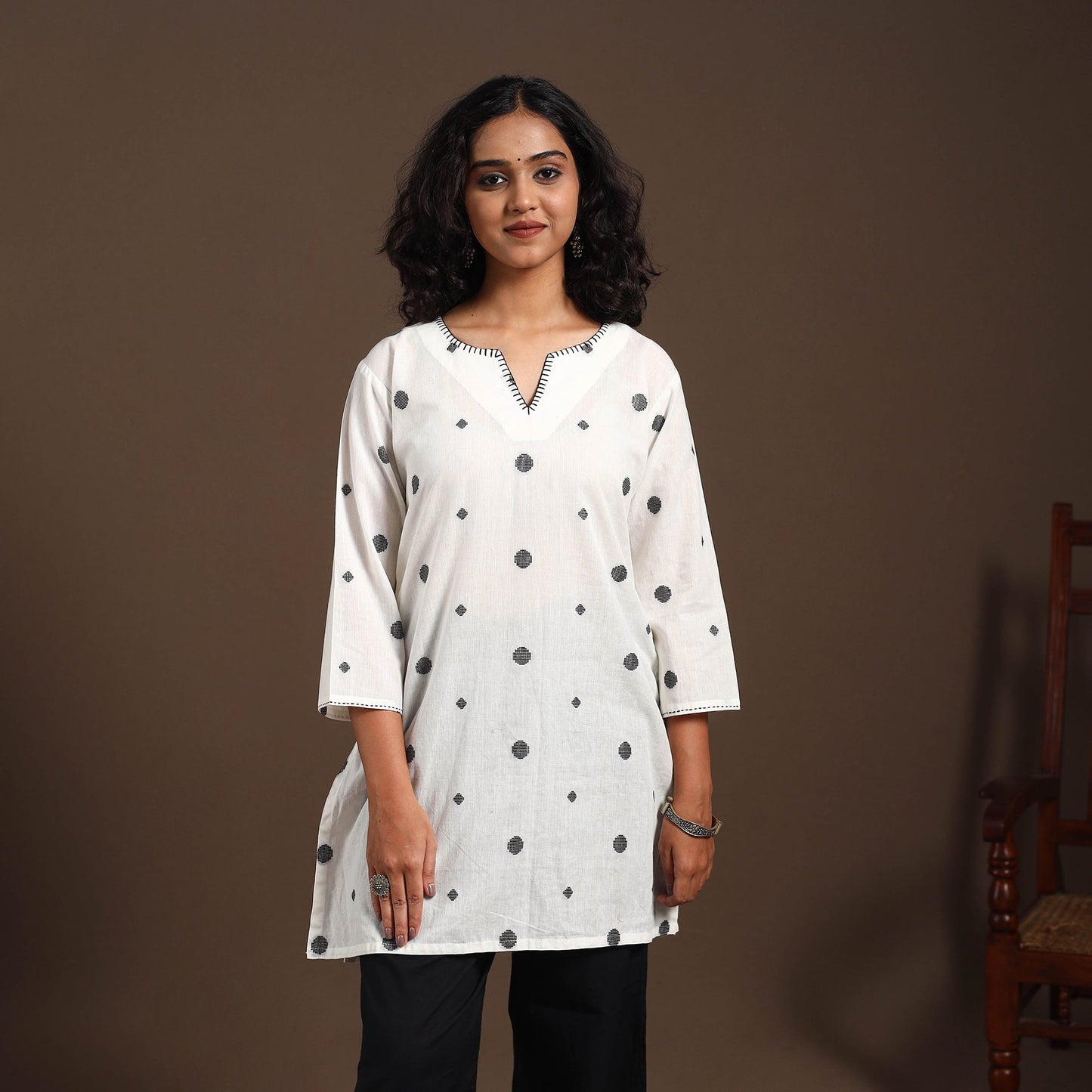 White - cotton short jacquard kurta with hand embroidery 05
