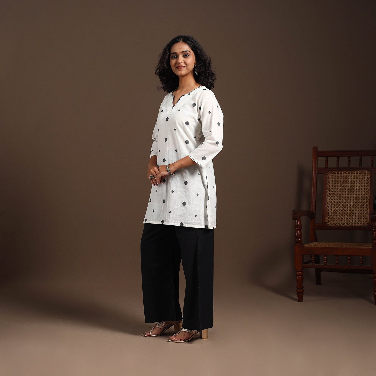 White - cotton short jacquard kurta with hand embroidery 05