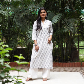 White Cotton Straight Pochampally Ikat Kurta for women
