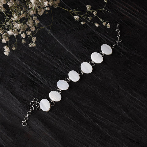 Handcrafted seashell bracelet (adjustable) 32