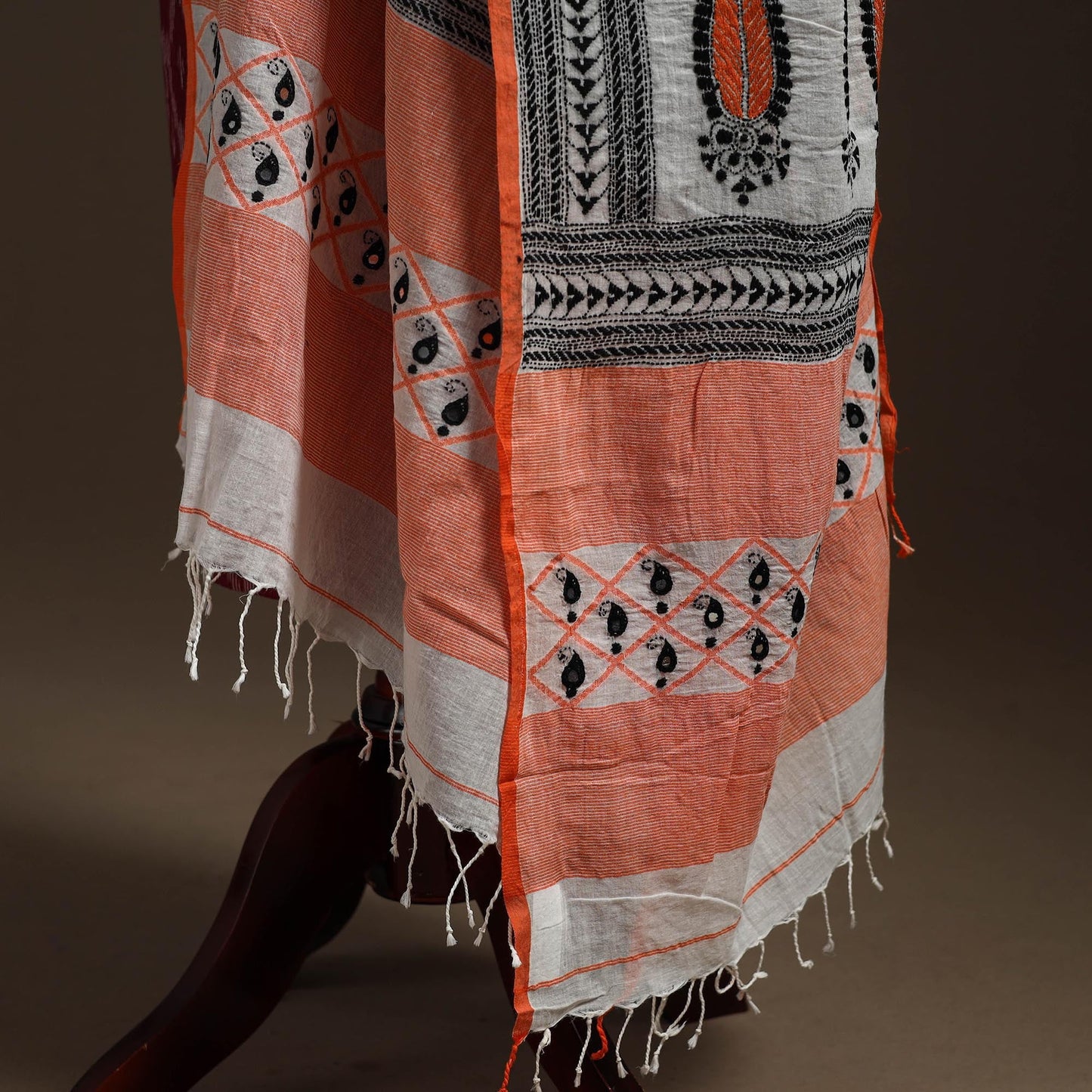 White - handloom cotton bengal hand kantha work dupatta 15