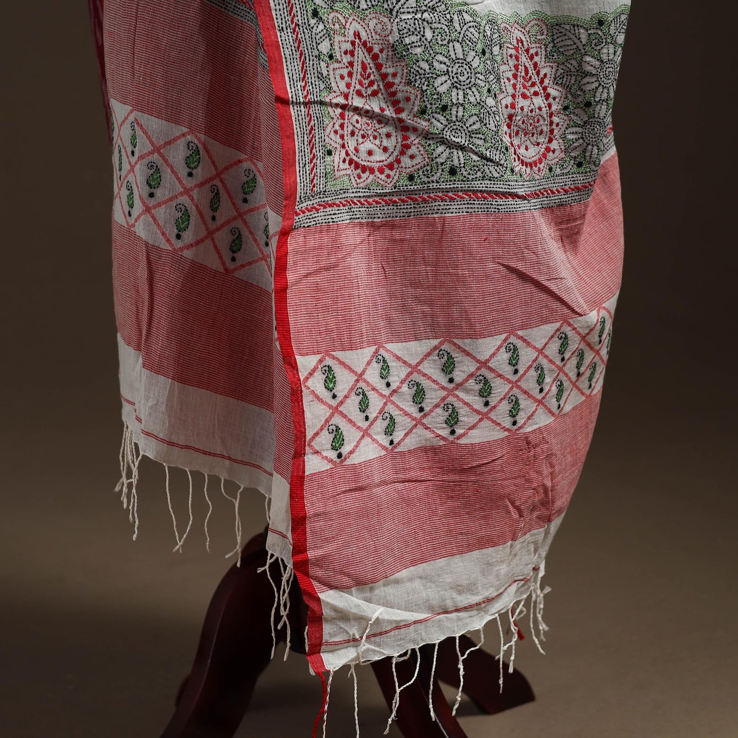 White - handloom cotton bengal hand kantha work dupatta 26