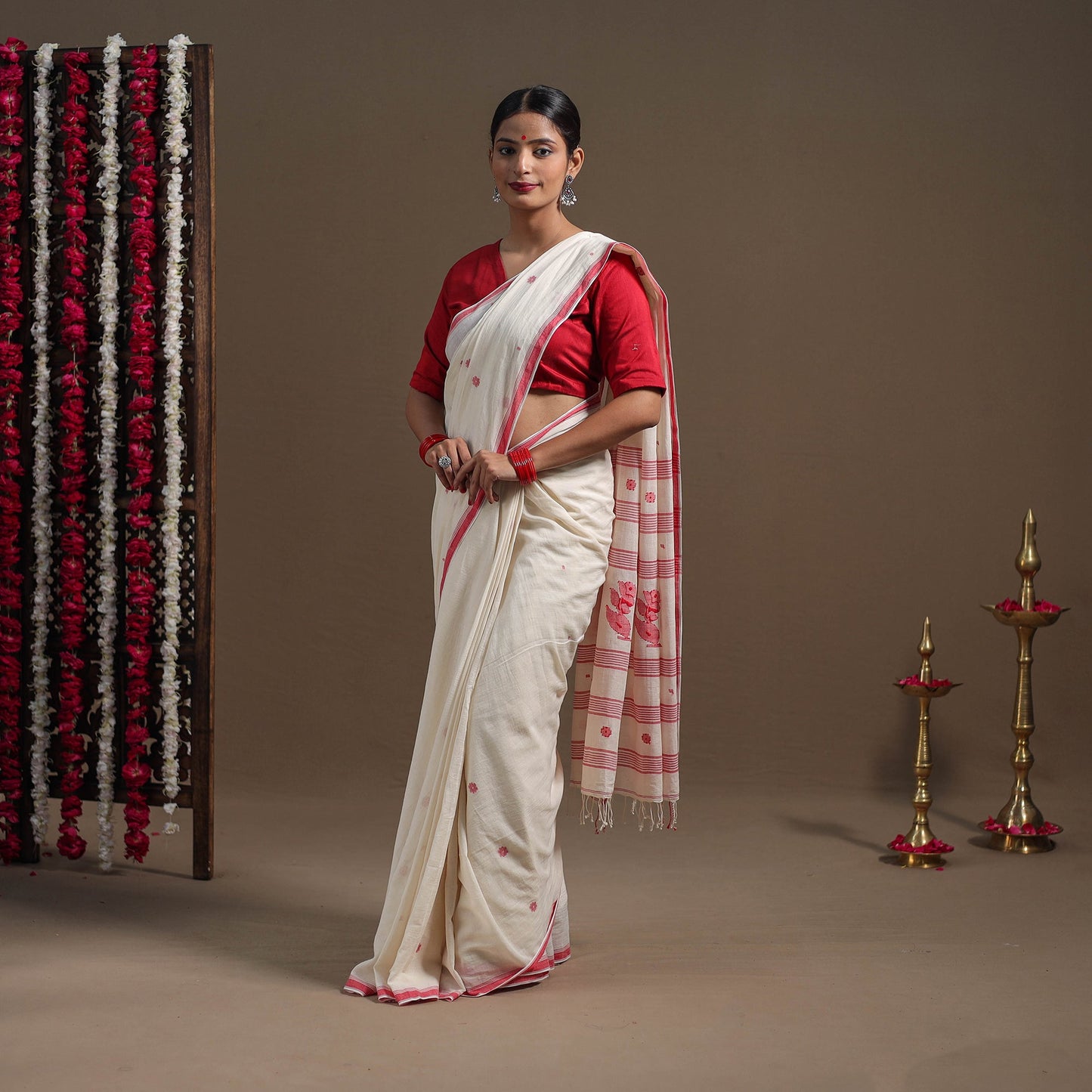 White - handloom cotton burdwan jamdani saree 01