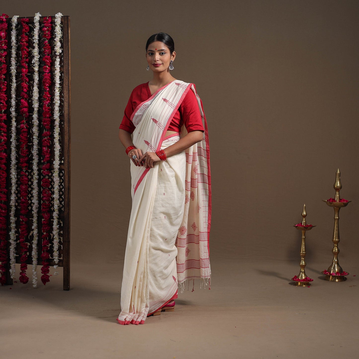 White - handloom cotton burdwan jamdani saree 05