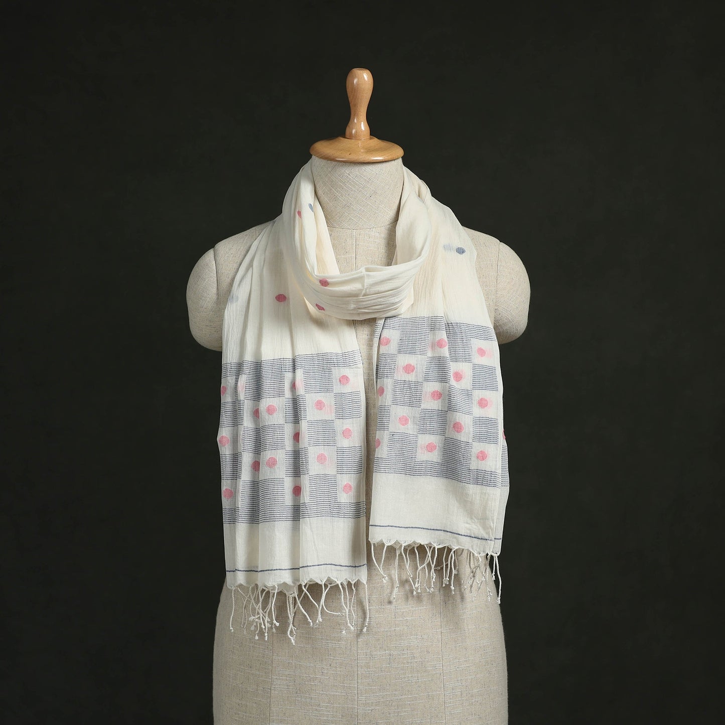 Handloom cotton burdwan jamdani stole with tassels 17